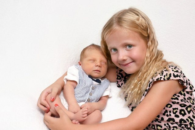 Baby Leo mit seiner stolzen großen Schwester Lisa