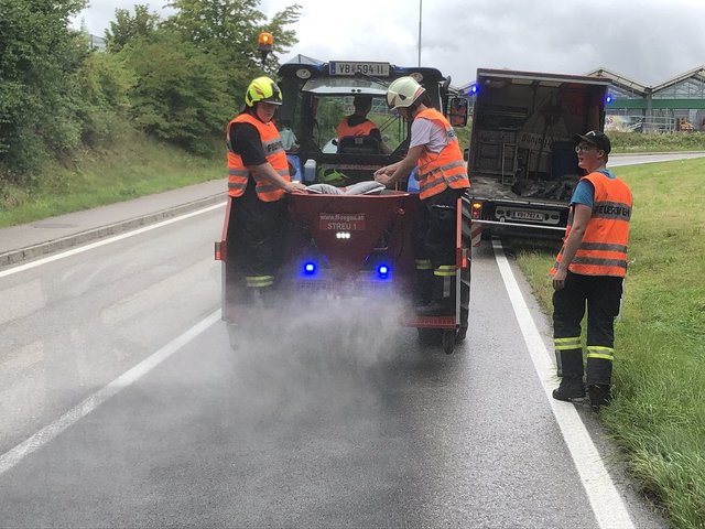 Die Feuerwehr beseitigte eine Öl- beziehungsweise Dieselspur.