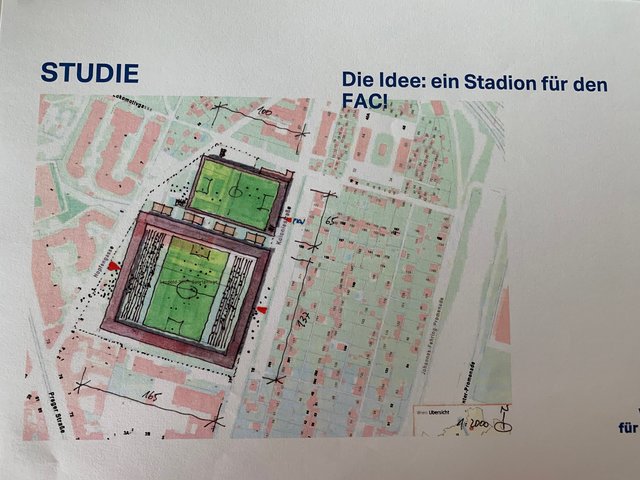 Rund zwei Jahre tüftelten ein Team aus u. a. Architekten, Projektentwickler und dem Verein, um die „Vision FAC neu“ zu entwerfen. Brand: „Sport und Wohnen zu vereinbaren, das war die Idee.“ Herausgekommen ist ein Konzept (siehe Bild), das der aktuellen Nummer drei in Wien eine Vorreiterrolle bescheren könnte. „Die Idee ist, dass eingebettet in einen Wohnblock ein Sportstadion gebaut wird, zusätzlich könnten hier auch eventuell Kindergärten, ein Ärztezentrum oder eine Sporthalle für diverse Schulen umgesetzt werden, ein unsäglicher Mehrwert für die Region.“