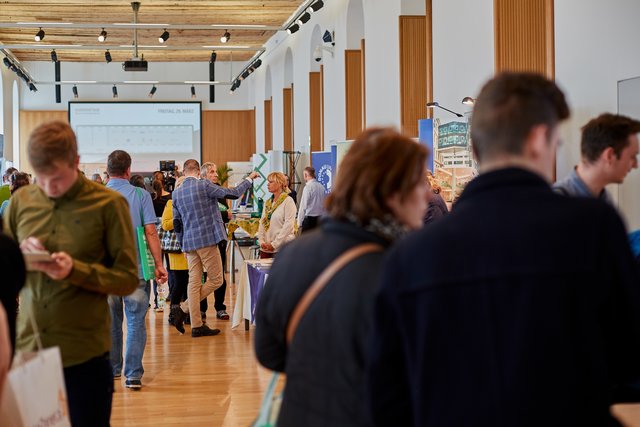 Messebereich mit zahlreichen Ausstellern zum Thema Praxisgründung im Van-Swieten-Saal