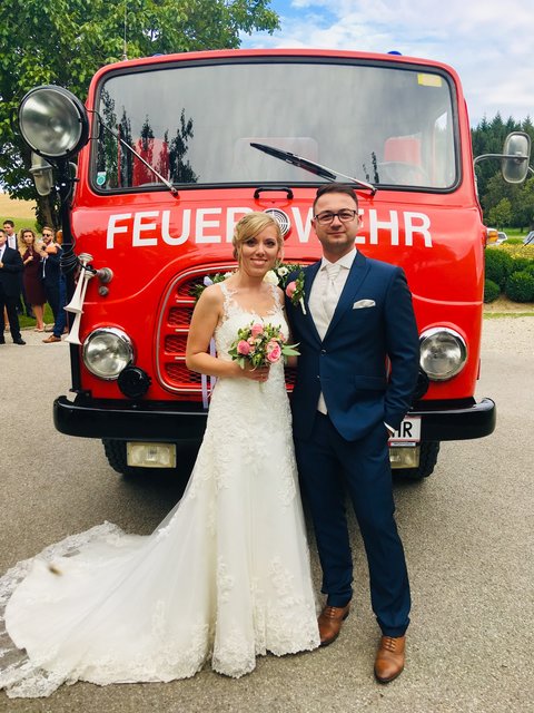 Dejan Bosanac und seine Frau Tanja vor dem „680er“ Feuerwehroldtimer.