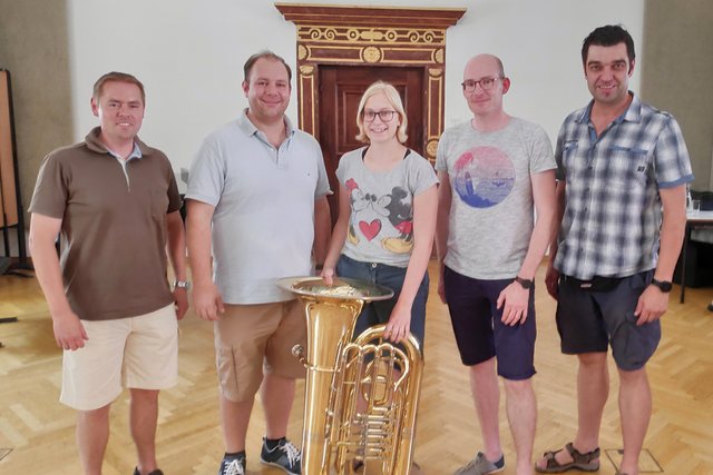 Am Foto mit der Prüfungskommission: Emil Haderer (NDR Symphonieorchester), Robert Schweiger (Volksoper Wien), Sarah Freund, Josef Fröschl (Musikschule Oberes Mostviertel), Bernhard Thain (Landesjugendreferent)