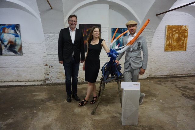 "Bunter Hirsch": Künstler Michaela Hainisch, Otmar Brandweiner, Kulturreferent Hermann Großschedl.