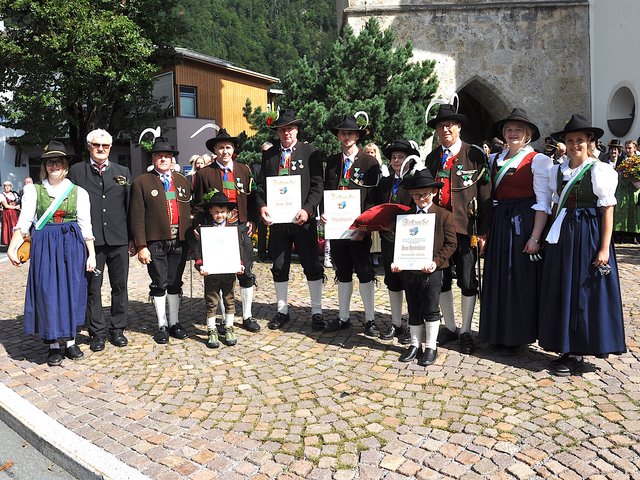 Bgm. Gerhard Obermüller (2. v. li.) mit den geehrten Kameraden um Major Hans Hinterholzer und Marketenderinnen.