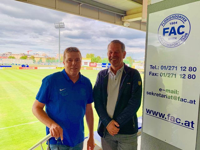 Sportlich auf der Überholspur soll nun auch ein neues Stadionkonzept die Erfolgsgeschichte des Traditionsvereins zum Glänzen bringen. Nachhaltig, langfristig, gewinnbringend – für alle: So der Grundgedanke des FAC, der mit der Vision eines modernen Multifunktionsstadions nun sogar Wiener Fußballgeschichte schreiben könnte. Im Bild FAC-Obmann Walter Brand (re.) und Sektionsleiter Gerry Maurer (li.) | Foto: art