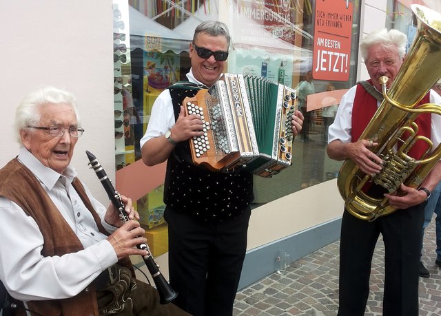 Auch noch im hohen Alter konnte unser "Joke" nicht von der Musik lassen. Hier spielte er mit den zwei "Hanse" am Oberen Kirchenplatz zum Jakobimarkt im Rahmen des Villacher Kirchages flott auf.