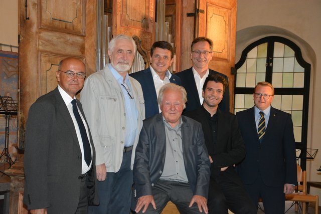 Stolz, die Barock-Orgel wieder im Besitz der Stadtgemeinde Fürstenfeld zu wissen: Bürgermeister Franz Jost, Vizebürgermeister Hermann Großschedl, Lions Club Präsident Thomas Garber mit Restaurator und Orgelbauer Rancesco Zanin, Josef Hofer, Gottfried Allmer und Organist Peter Heinrich.