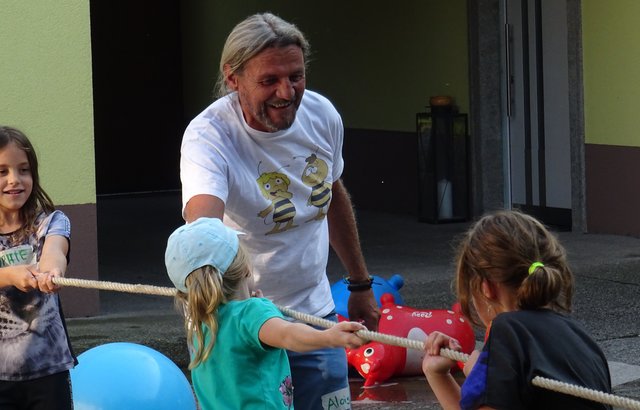Beim Seilziehen hilft Käptn Alois Lengauer. | Foto: TVM