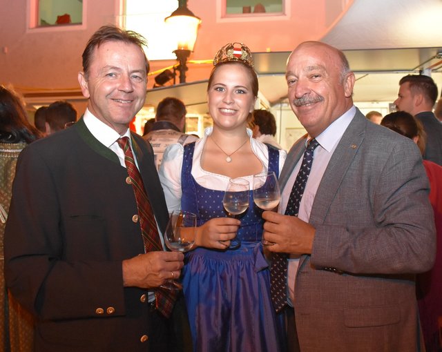 Prost: Nikolaus Berlakovich, Tatjana I. und Otto Prieler