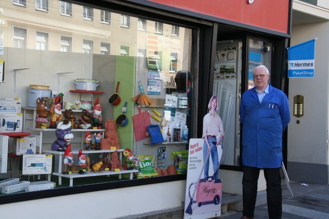 Alteingesessene Betriebe wie der "Eisenwaren-Tandler" Mitelmeier finden sich in der Favoritenstraße.