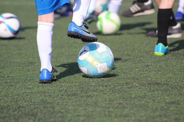 Top: Das neu geplante Stadion wäre auch groß genug, um in der ersten Bundesliga zu spielen. Fix ist, dass der Zweitligist sportlich zwar gute Chancen hat, seine Ambitionen aber auch sehr stark als Ausbildungsverein in der Nachwuchsarbeit sieht. Sektionsleiter Gerry Maurer: „Wir wollen eine akademieähnliche Ausbildung bieten, mit top geschulten Trainern, Physiotherapeuten und Sportwissenschaftlern – eben die Nummer Eins im Nachwuchs.“