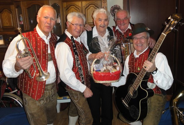 Zu seinem 80. Geburtstag gaben ihm seine "Wernberger Buam" ganz überraschend ein musikalisches Ständchen, welches er mit großer Freude genoss.