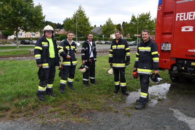 Die insgesamt zwölf Kameraden der FF Pölfing-Brunn haben es geschafft: Das Feuer in der Kolonie hat nicht weiter um sich gegriffen. | Foto:  Täubl/FF Pölfing Brunn