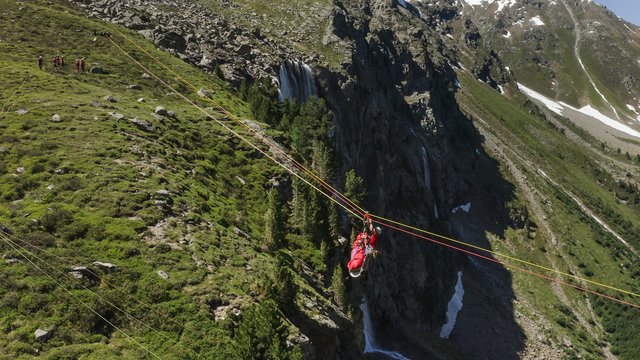 Eine dritte Person wurde mittels Seilbahnbergung aus der Wand ,,gerettet“. | Foto: BR Ried