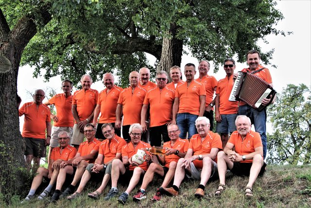 Die Mostbauernrunde in den neuen Leiberln.