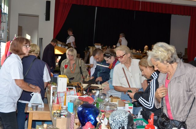 Am Pfarrflohmarkt findet man viele Schätze und Schnäppchen.