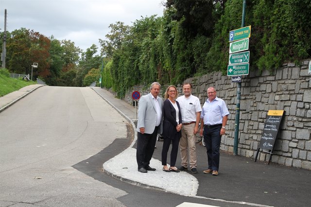 Beim Lokalaugenschein an der Ecke Bertschingerstraße / Strandbadstraße: Verkehrsstadtrat Alfred Scheichel, DI Silvia Schmid (Amt für Stadt- und Verkehrsplanung), Infrastrukturstadtrat Werner Stöberl und DI Helmut Hardegger (Straßen-Wasserbau)