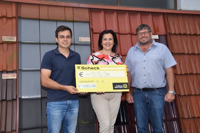 Übergabe des Spendenschecks: Alfred und Christoph Edegger mit  Ulrike Kronberger, Leiterin des Sozialreferates der Stadtgemeinde Deutschlandsberg | Foto: Kleindinst