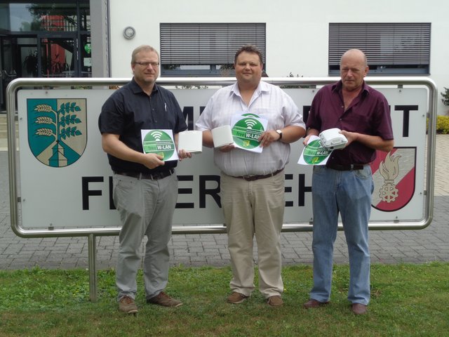 Nach der Installation der WLAN-Punkte: Reinhold Freiler (Fa. Service IT), Bgm. Bernd Strobl und Elektriker Johann Schneider (von links).