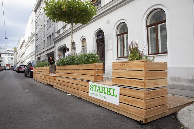 Dieses Parklet steht vor der Sandwirtgasse 8 und darf noch bis Ende September genutzt werden.
