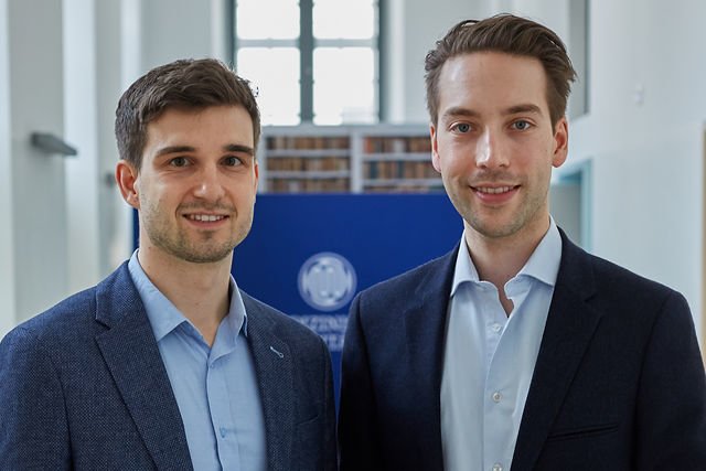 Die Initiatoren der „Praxisgründungstage“ Dr. Florian Mölzer (links) und Dr. Philipp Wimmer (rechts) im Van-Swieten-Saal der MedUni Wien