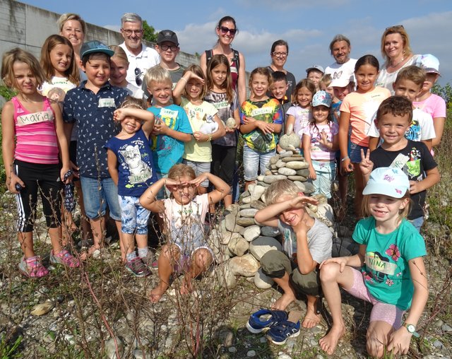 Eine perfekt gebaute Steinpyramide unter Anleitung von Kapitän Alois Lengauer begeisterte die Kinder. | Foto: TVM