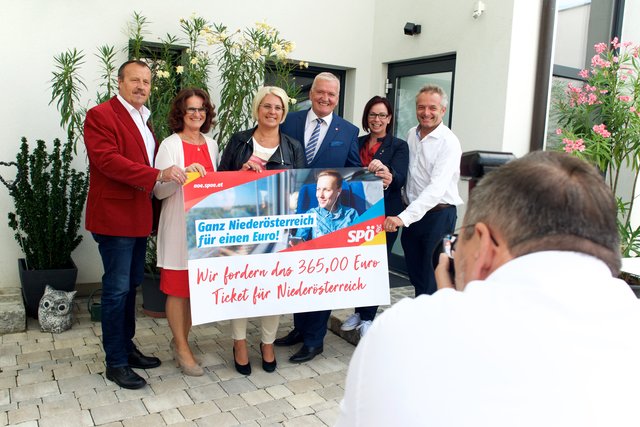 Die lokale Spitze: Günter Wolf, Daniela Mohr, Sylvia Kögler (v.l.) flankieren mit Gerlinde Metzger und Peter Steinwender Franz Schnabl.
