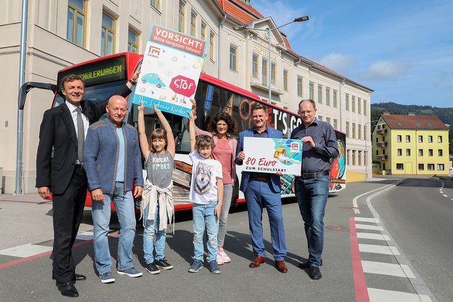Bereit für den Schulstart: Stadtwerkedirektor Ronald Schindler, Stadtwerke-Betriebsleiter Helmut Mesar, Kinderbürgermeisterin Valentina Lorbek und Bruder Maximilian (Mitglied im Kinderparlament), Claudia Leeb (Leiterin des Familienbüros der Stadt Leoben), Bürgermeister Kurt Wallner sowie Bernhard Wohlfahrt (Leiter des Referates Bildung der Stadt Leoben) (v.l.).