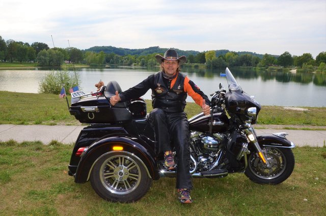 Countrysänger Michael Stone aus Kronstorf kann bei einer Harley Davidson-Tour richtig entspannen. | Foto: Silvia Steinleitner