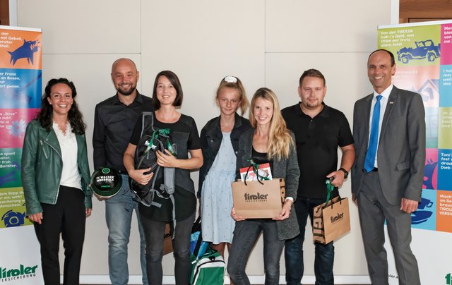 Anna Pfanzelter (TIROLER VERSICHERUNG), Christian Elzinger, Sylvia Zlöbl, Paula-Sophie Draxl, Anna Maria Schuler, Bernhard Lackner und Vorstandsdirektor Mag. Franz Mair (TIROLER VERSICHERUNG) (v.l.).