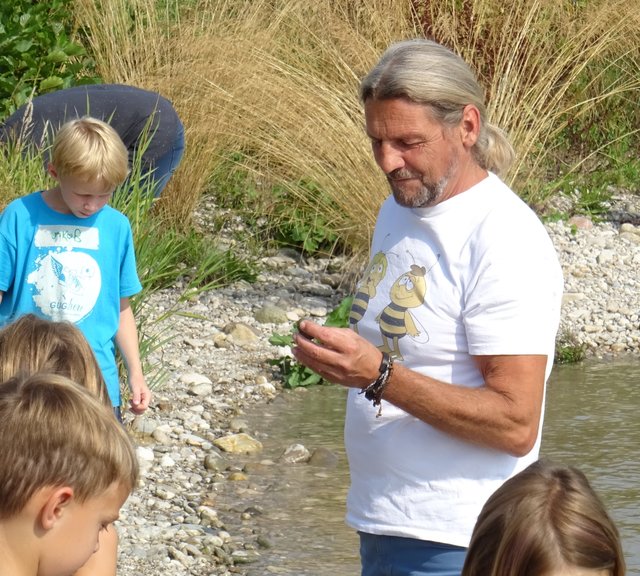 Käptn Alois Lengauer findet einen interessanten Stein. | Foto: TVM