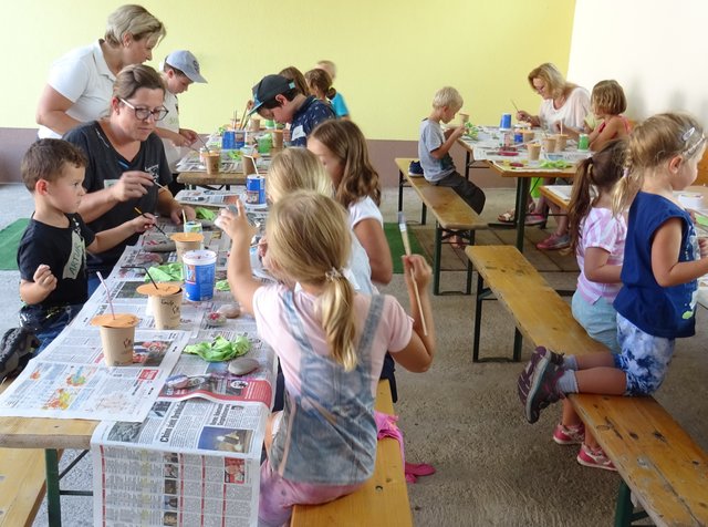 Jetzt werden die gesammelten Steine angemalt. | Foto: TVM