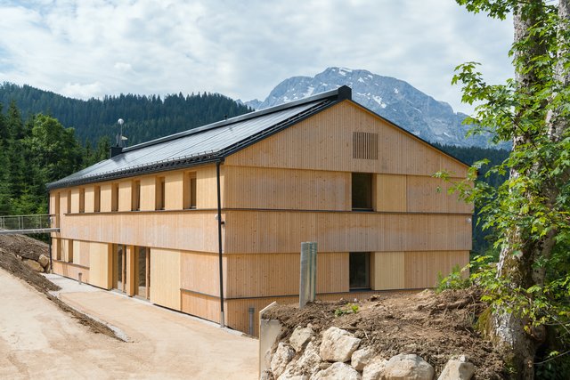 In dem nachhaltigen Holzgebäude erforscht die TUM das Ökosystem des Alpenraums und neue Formen des naturwissenschaftlichen Schulunterrichts.