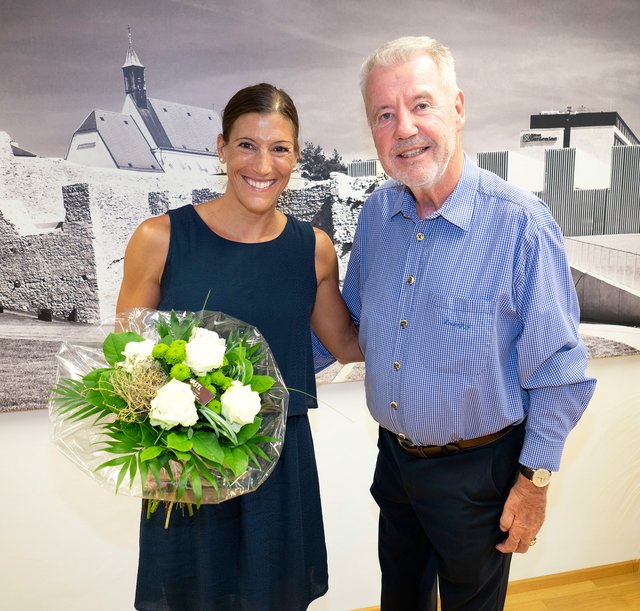 Bürgermeister Klaus Schneeberger gratulierte Lisa Hütthaler zum Staatsmeistertitel im Triathlon. | Foto: Weller