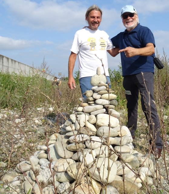 Käptn Alois Lengauer und Gottfried Kraft bei der neu erbauten Steinpyramide. | Foto: TVM