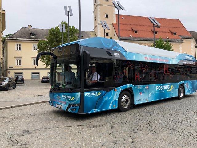 Präsentation des wasserstoffbetriebenen Linienbusses des Typs "Solaris Urbino 12 hydrogen" am Heiligengeistplatz in Klagenfurt