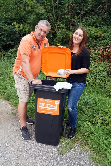 Daniela Richtig – am Foto mit Ernst Palle (Betriebsleiter Abfallwirtschaftszentrum) – freut sich über die familienfreundliche Maßnahme.