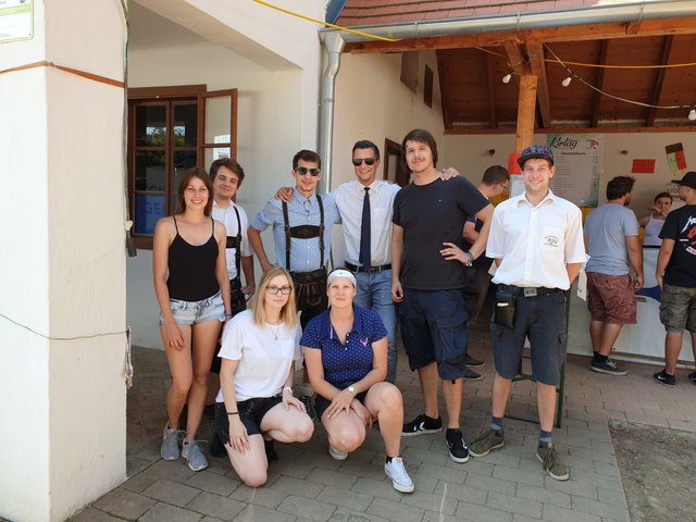 DI Herbert Adelmann (mi) unterstützte den Unterloisdorfer Jugendkirtag mit einer Beirspende. | Foto: FPÖ