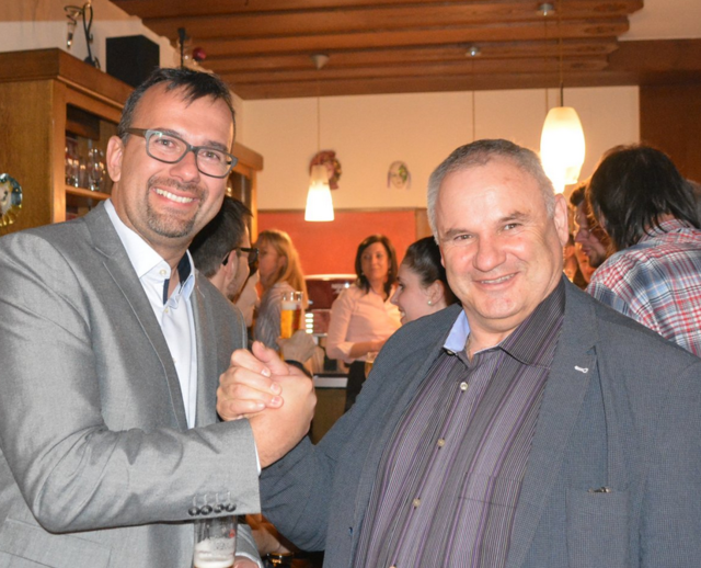 Dieses Foto stammt von der Wahlparty, am 10. März 2019. Der frisch gewählte Ramingsteiner Bürgermeister Günther Pagitsch (li.) dachte an diesem Tag vermutlich noch nicht daran was so alles auf ihn zukommen wird, wie etwa das Ladübertragen. Bernhard Kendlbacher (re.), der Festkomiteeobmann und seine Leute, werden dem neuen Ortsoberhaupt am 7. September mit diesem alten Brauch alle erdenklichen Ehren zu erweisen versuchen.