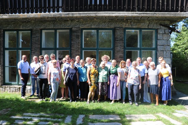 Bei der Finissage der Ausstellung im Carl-Hermann-Haus "Einblicke ins Atelier von Carl Hermann" stellten sich die Besucher zu einem Gruppenfoto auf.