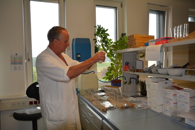 Hier ist ein Tüftler am Werk: Im Labor nimmt der Drogenexperte alles genau unter die Lupe.