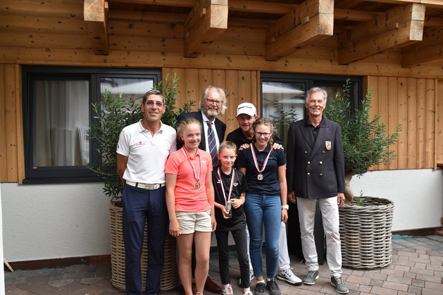 Walter Pacolt 1. Fellner Magdalena U 14 Eva Mooslechner 1. U12 GC Radstadt 2. U 14 Isabella Pichler SGV Trainer Ronny Schinnerl SGV Präs. Roland Hermann | Foto: GC Brandlhof