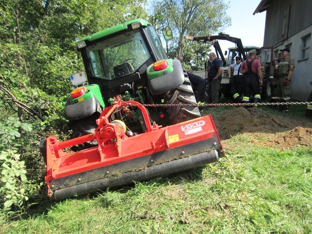 Der Fahrer geriet beim Arbeiten mit seinem Wiesenschlegler mit den linken Reifen seines Allrad-Traktors zu weit auf die Wiesenböschung.