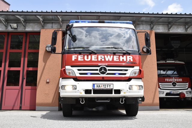 Die Freiwillige Feuerwehr Golling führte die Verkehrsregelung sowie die notwendigen Maßnahmen zum Brandschutz durch. Die Autobahnausfahrt Golling war von 14.13 bis 15.30 Uhr gesperrt.