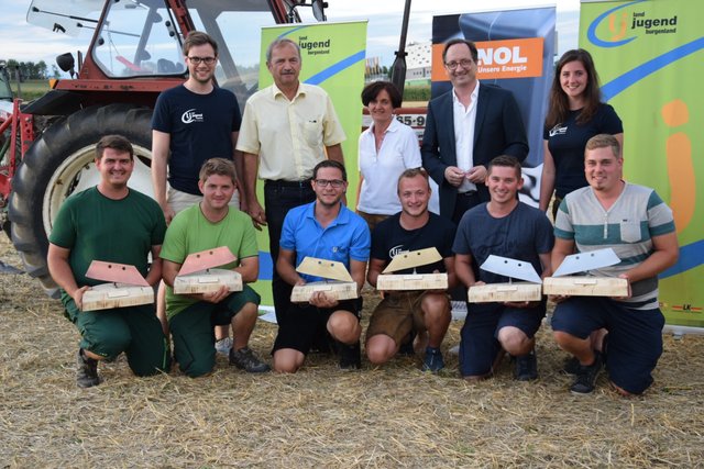 Die erfolgreichen Pflüger gemeinsam mit der Landesleitung und den Ehrengästen bei der Siegerehrung. 
 | Foto: Landjugend Burgenland