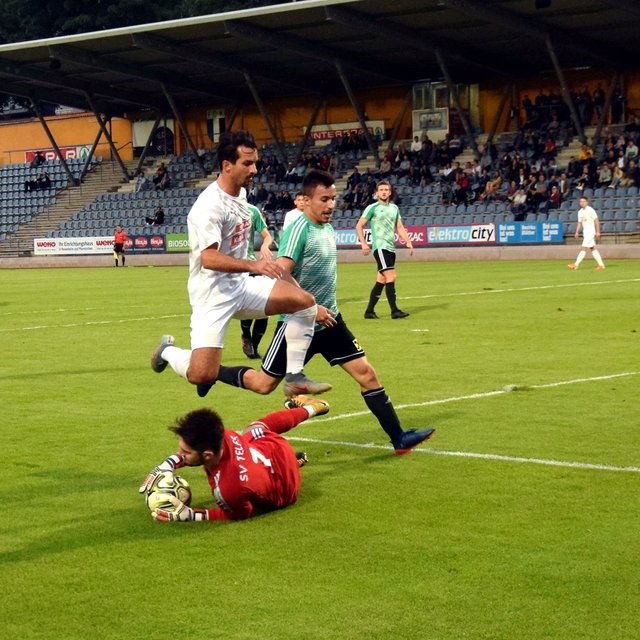 Regionalliga Tirol: Kufstein vs Telfs 2:2 (1:1). Stefan Schreder (weiß). | Foto: Friedl Schwaighofer
