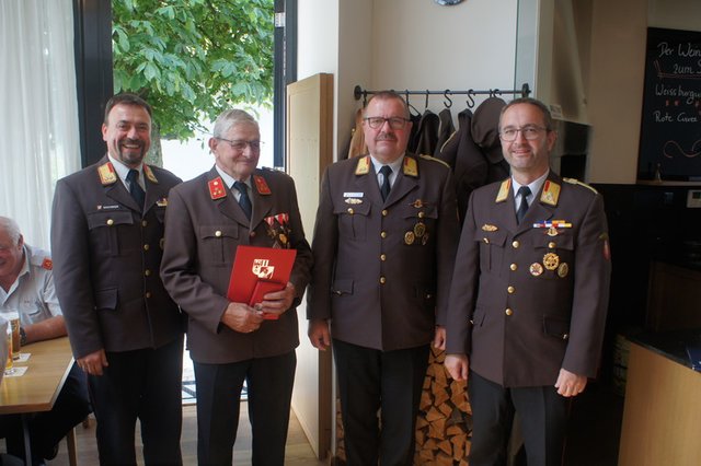 v.l.n.r.: Jürgen Bauchinger (Abschnittsfeuerwehrkommandant Ried/Süd), Georg Schießl senior, Hans Peter Aigner (Abschnittsfeuerwehrkommandant
Ried/Nord), Jürgen Hell (Bezirksfeuerwehrkommandant)   | Foto: Schachinger 