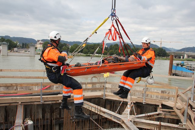 Bei dem Übungseinsatz der Berufsfeuerwehr Linz waren Höhenretter auf der Neuen Donaubrücke im Einsatz.