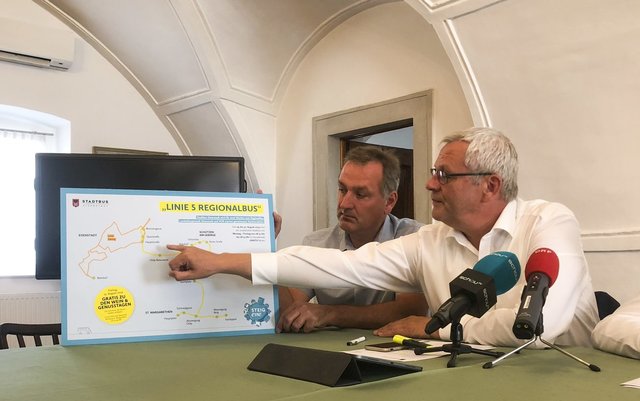 Eisenstadts Bürgermeister Thomas Steiner zeigte bei der Präsentation des Pilotprojekts, in welche Gemeinden der Regionalbus fährt. Großhöflein, Müllendorf oder Trausdorf sind nicht dabei.
