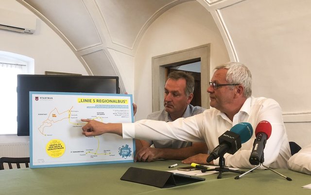 Eisenstadts Bürgermeister Thomas Steiner zeigte bei der Präsentation des Pilotprojekts, in welche Gemeinden der Regionalbus fährt. Großhöflein, Müllendorf oder Trausdorf sind nicht dabei.  | Foto: Gsellmann